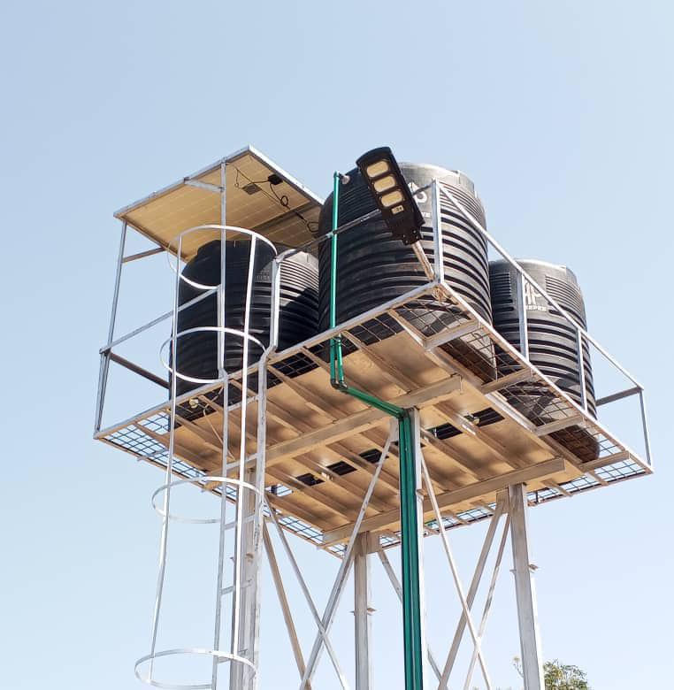 Château eau lampadaire solaire